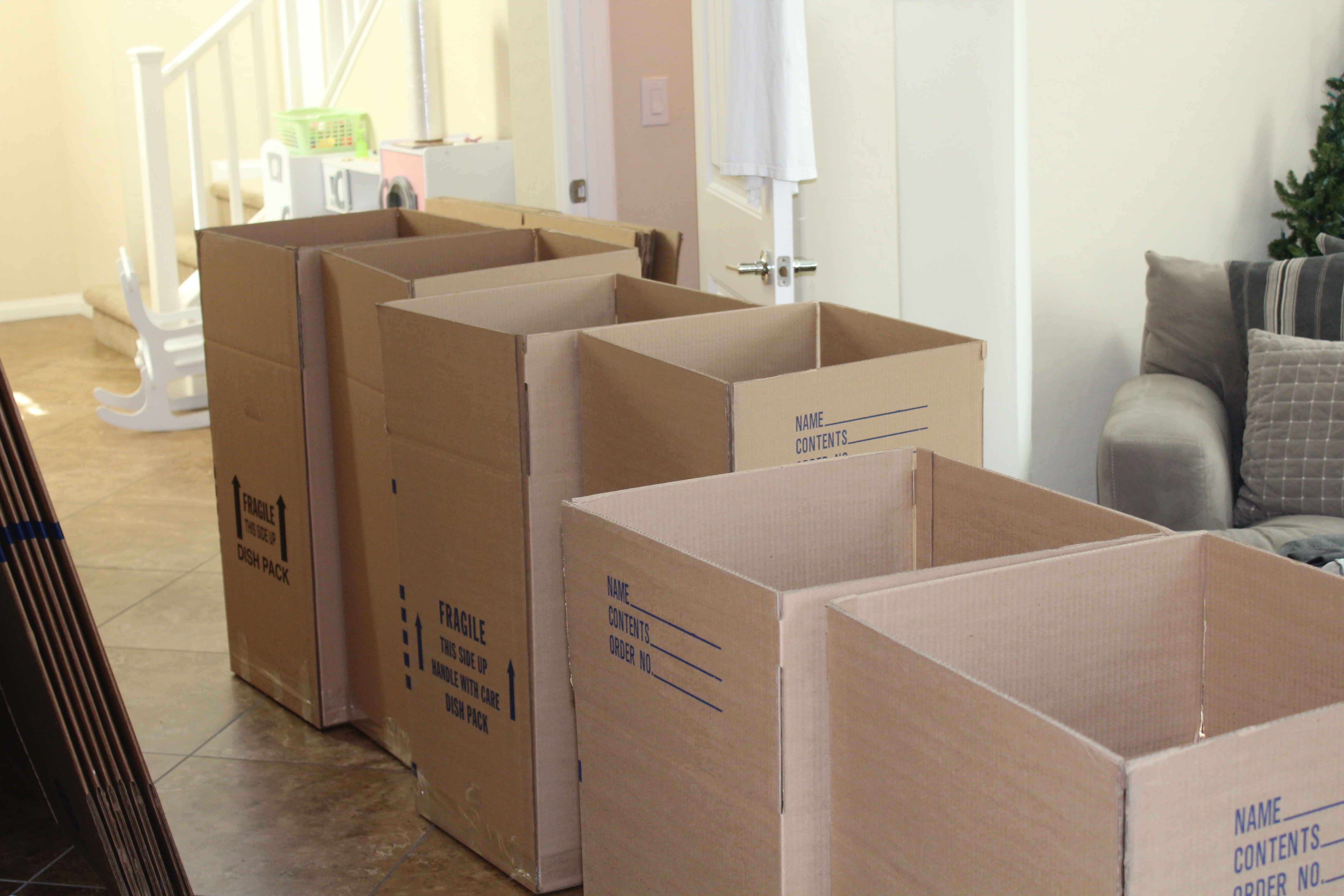 Cartons de déménagement ouverts dans l'entrée d'un logement