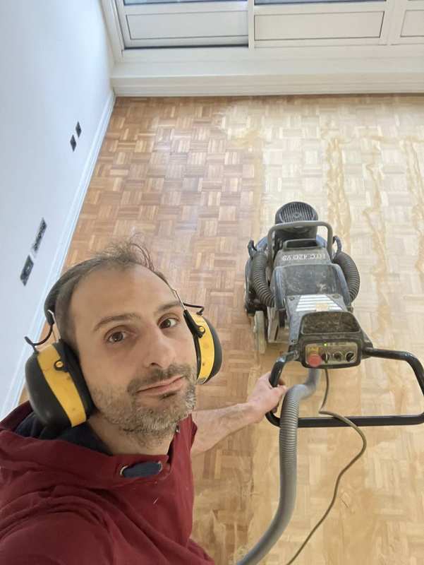 Ponçage de parquet à la machine