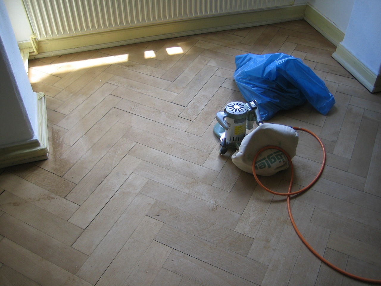 Ponçage de parquet en cours par un professionnel