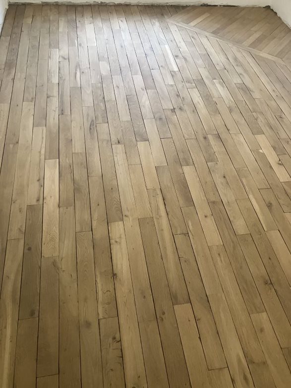 Parquet rénové après ponçage et vitrification
