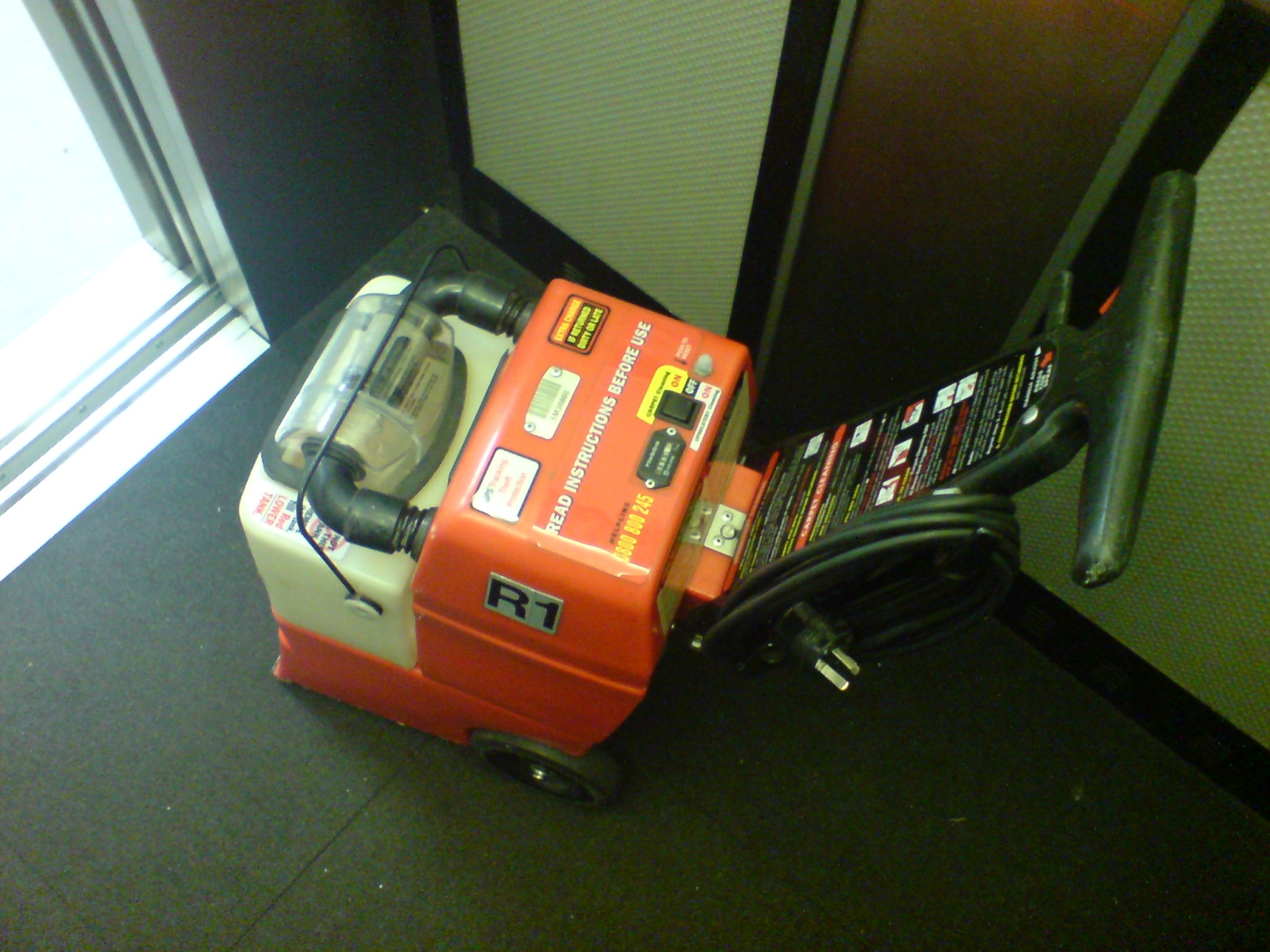 Machine d'injection-extraction pour tapis et moquette